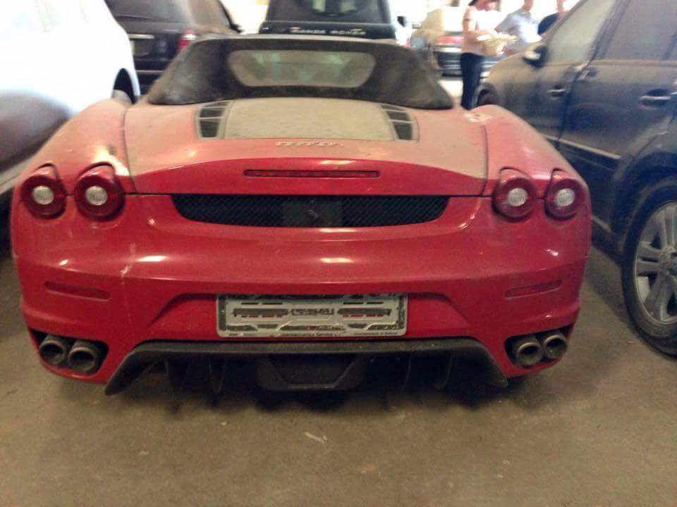 Ferrari 430 parkiran v skladišču odrabljenih prestižnih vozil. Foto: 500Plus HP For Sale