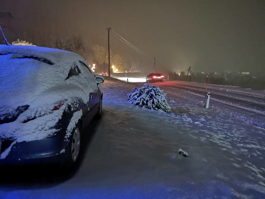 Sneg na cesti obvezna zimska oprema