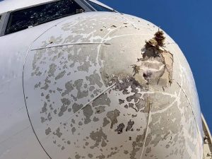 toča poškodovano letalo