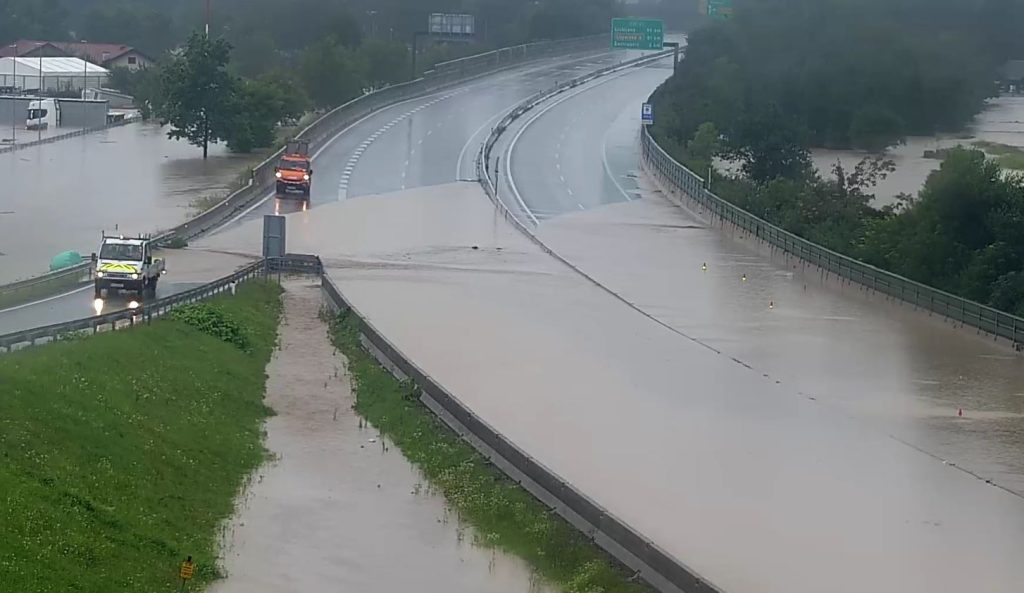 poplavljena avtocesta