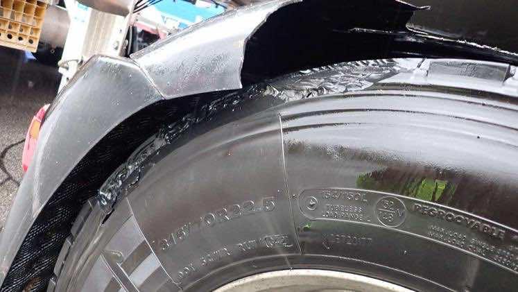 tovornjak uničena pnevmatika