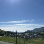 VIDEO: Štajerska zaskrbljena: Zakaj letalo kroži in riše črte