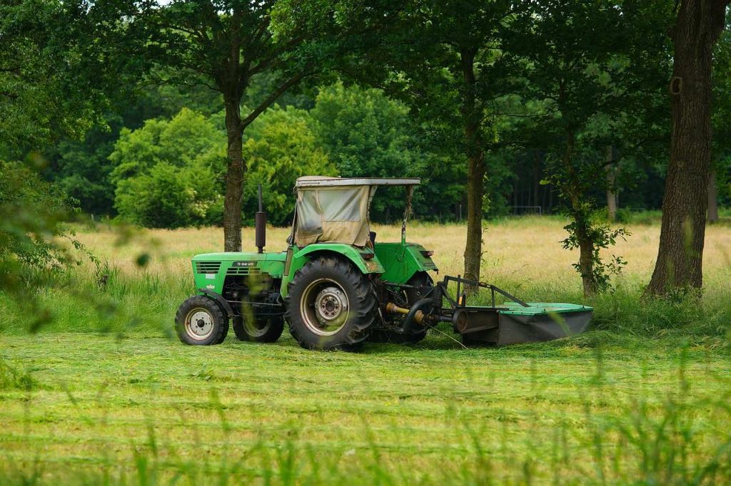 košnja trave traktor